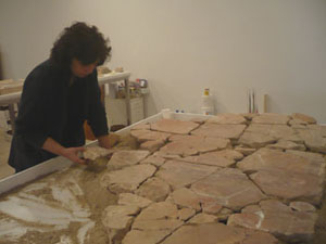 La restauradora D&ordf; Cristina L&oacute;pez Poyo trabajando sobre murales parietales de &eacute;poca romana.