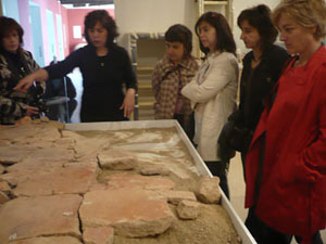 Participantes en una sesi&oacute;n de muestra de restauraci&oacute;n de pintura parietal romana.